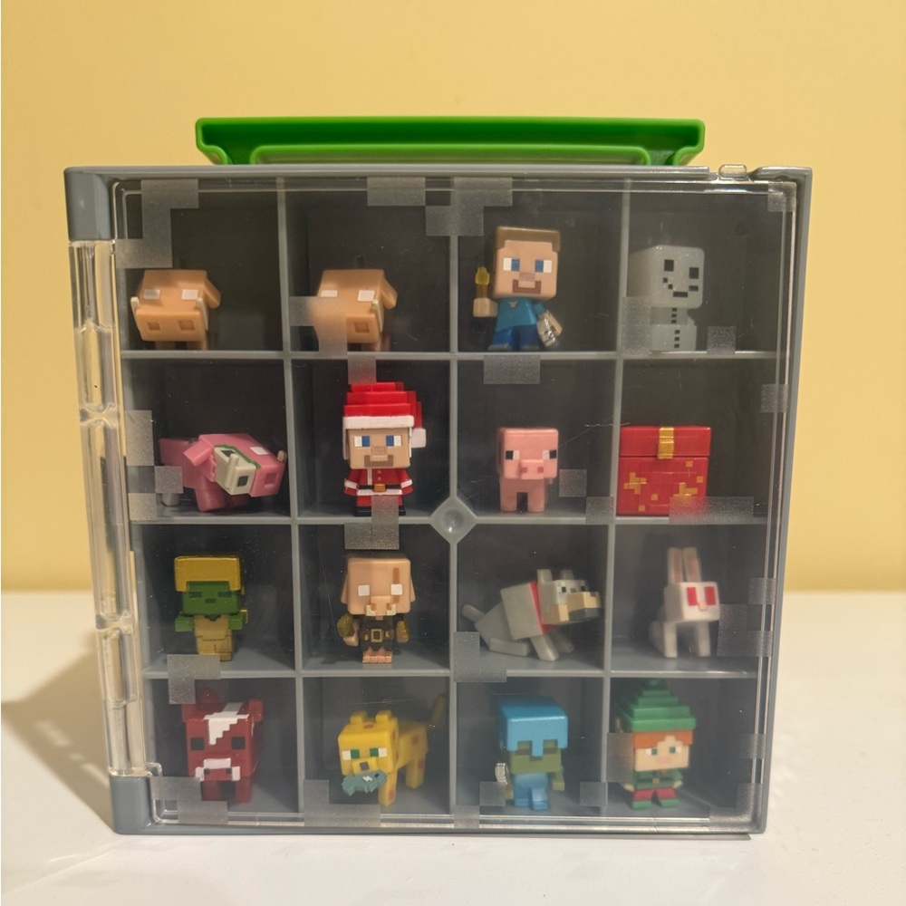 Minecraft Mini Figure Collection Box w/ 33 Figures